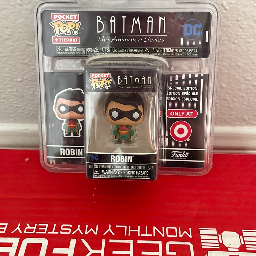 🚨 Unopened 🚨 Special Edition Robin Funko Pop Keychain
